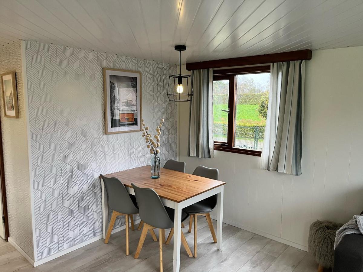 Vrijstaand Chalet Met Veel Buitenruimte En Veranda Zuid-Scharwoude Bagian luar foto