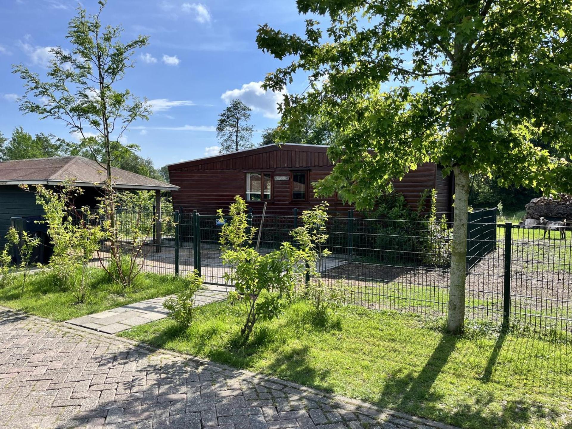 Vrijstaand Chalet Met Veel Buitenruimte En Veranda Zuid-Scharwoude Bagian luar foto